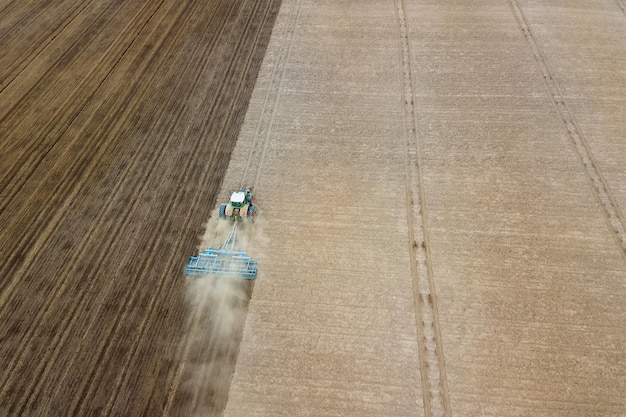 Cultivo de campo, preparación para plantar, vista aérea.