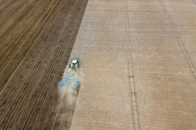 Cultivo de campo, preparação para plantar, vista aérea