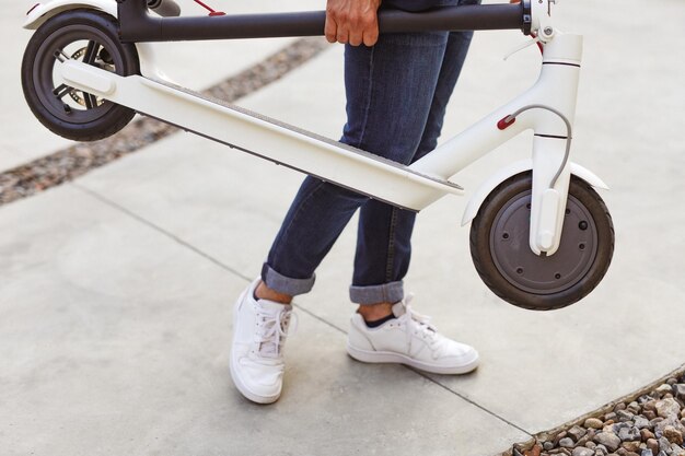 Cultivo masculino con scooter eléctrico