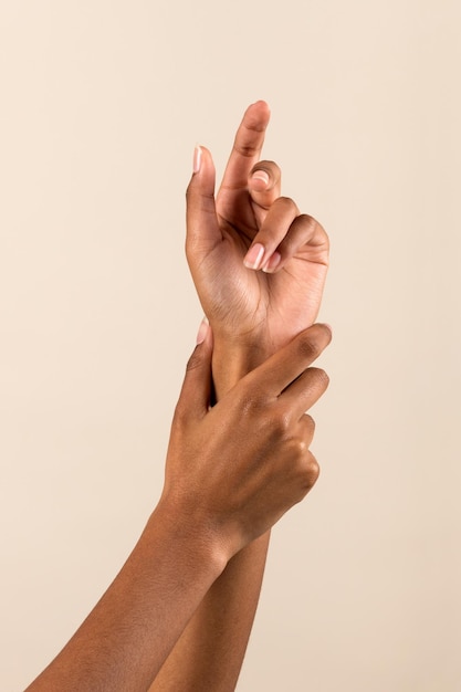 Cultivo mujer negra mostrando manicura