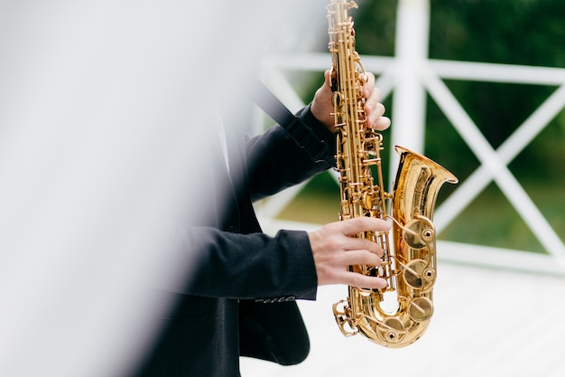 Cultivo músico tocando el saxofón