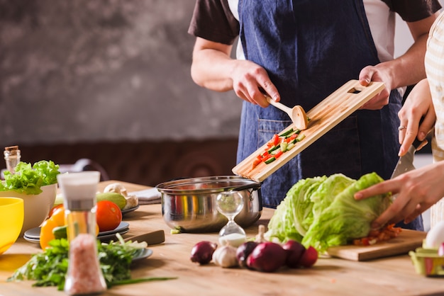 Cultivo par cocinar ensalada juntos