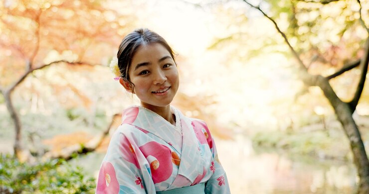 Foto cultura da natureza e retrato de mulher japonesa no parque para bem-estar ar fresco e relaxar ao ar livre viajar tradicional e pessoa em roupas indígenas moda e kimono para paz e calma zen