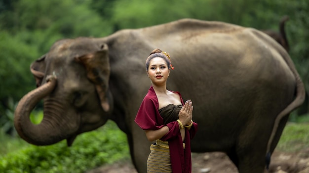 Cultura de identidade da Tailândia Mulher tailandesa na cultura tradicional senhora Traje tailandês com elefante tailandês Linda mulher asiática usa vestido tradicional tailandês e elefante Sawasdee