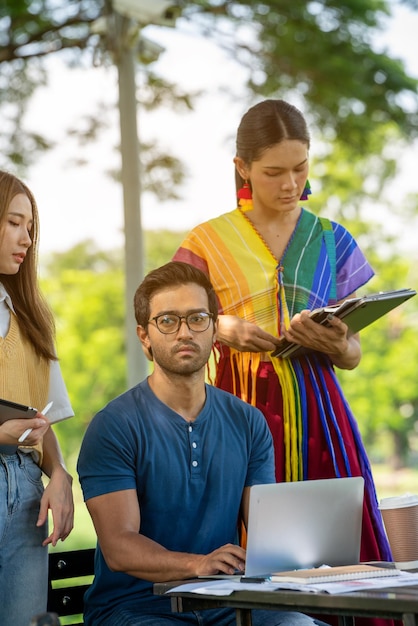 Foto cultura de parceria lgbtq diversificada parceiro de negócios trabalhando em conjunto no park business young team discutir no exterior colegas de negócios fora do escritório um grupo de amigos alunos