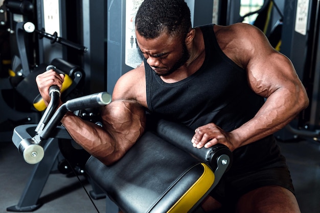 Culturista de atleta masculino haciendo ejercicio en el gimnasio