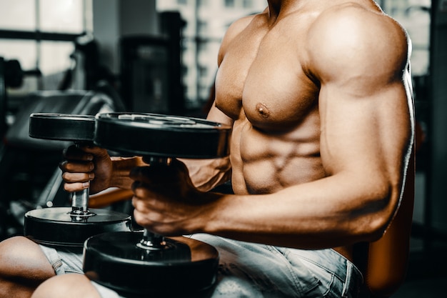 Culturista atlético hombre entrenamiento músculos ejercicio