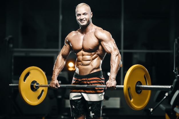 Culturista atlético hombre entrenamiento músculos ejercicio