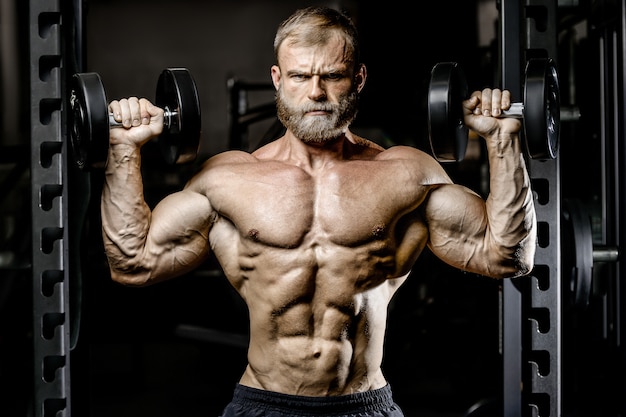 Culturista atlético hombre entrenamiento músculos ejercicio