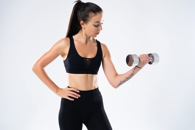 Culturista femenina vistiendo preparándose para el entrenamiento