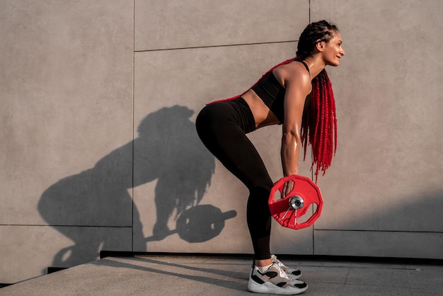 Culturista de fitness y mujer con entrenamiento de barra o ejercicio de desafío para energía muscular y objetivo Poder fuerte y persona deportiva con motivación de gimnasio y desafío de culturista