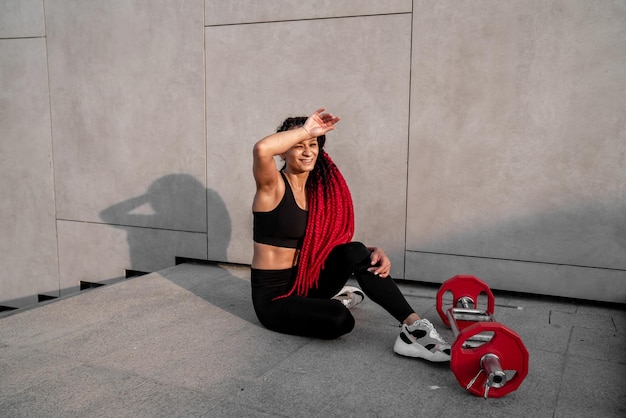 Culturista de fitness y mujer con entrenamiento de barra o ejercicio de desafío para energía muscular y objetivo Poder fuerte y persona deportiva con motivación de gimnasio y desafío de culturista