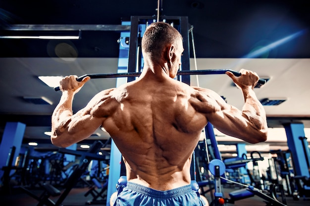 Culturista fuerte en el gimnasio.