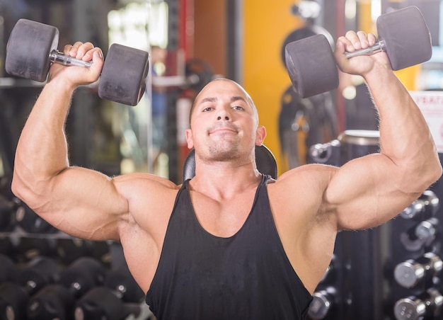 culturista en el gimnasio