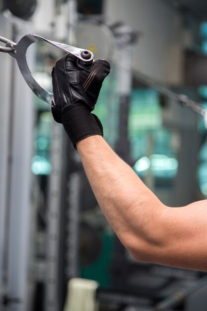 Culturista en el gimnasio