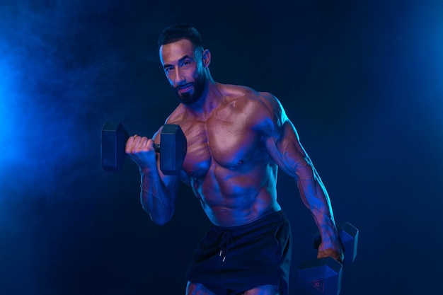 culturista con pesas en colores de neón atleta posando sobre fondo negro concepto deportivo competición de culturismo plantilla de redes sociales para carretes historias cortas