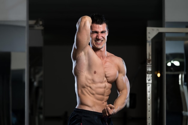 Culturista Posando En Diferentes Poses Demostrando Sus Músculos Macho Mostrando Músculos Esfuerzo Atleta Hermoso Cuerpo Musculoso