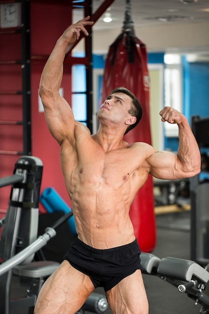 Culturista posando en el gimnasio