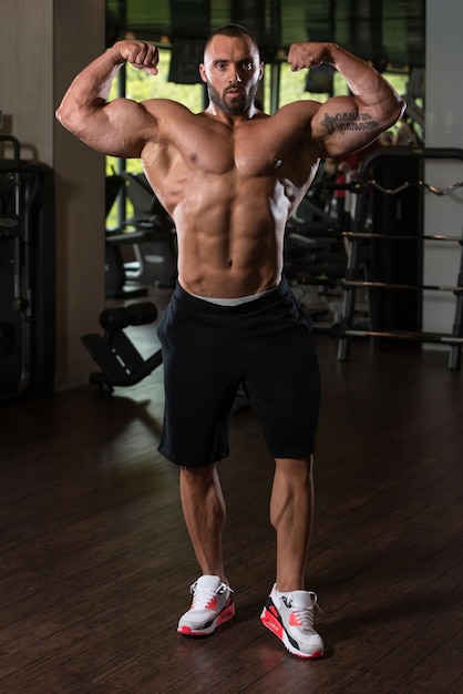 Culturista posando en el gimnasio