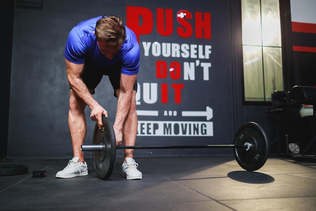 Culturista preparando barra en el concepto de ejercicios de entrenamiento de gimnasio