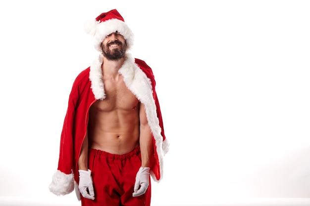 Culturista de Santa Claus mostrando su cuerpo atlético sexy sobre un fondo blanco