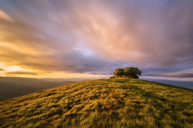 La cumbre del monte Pratomagno en la Toscana al atardecer (Italia). Una montaña particular cuyo pico está constituido por una gran área de césped con poca vegetación.