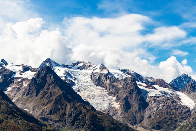 Cumbres cubiertas de nieve cerca del pueblo de Dombay