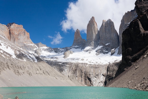 Foto las cumbres de torres del paine vistas a chile paisaje de la patagonia chilena punto de vista de la base las torres