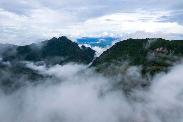 Cume da montanha e nuvens na floresta rural da selva da província de Ban Phahee Chiang Rai Tailândia