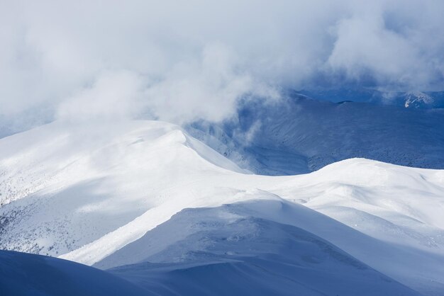 Cume da montanha no inverno com nuvens