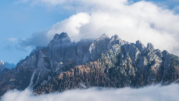 Cume das dolomitas no início da manhã