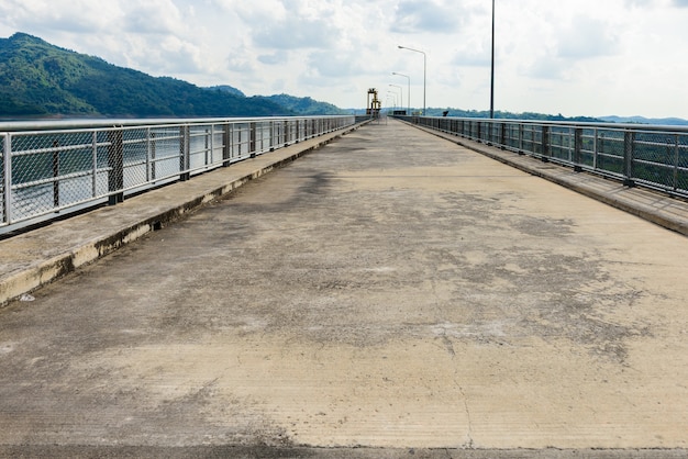 cume de Khun Dan Prakan Chon Dam, Nakhon Nayok, Tailândia