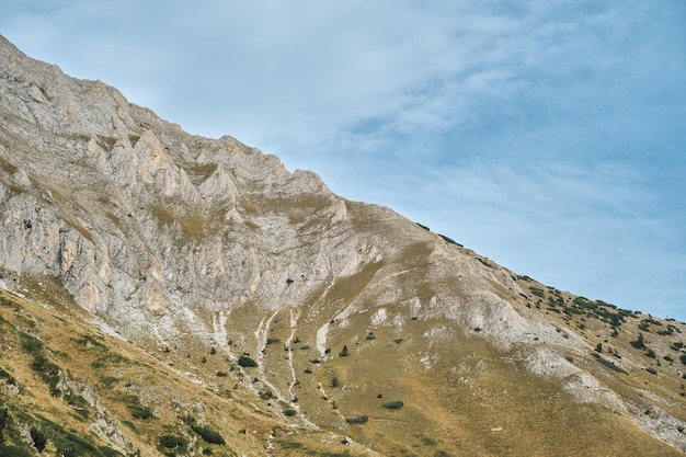 Cume do Monte Vihren montanhismo no Parque Nacional Pirin, na Bulgária, recreação ativa