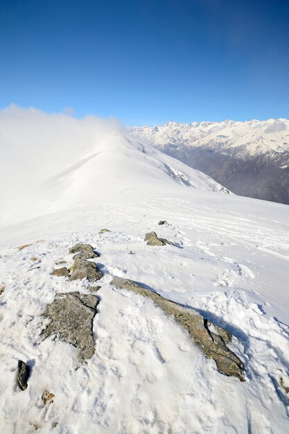 Cume nevado panorâmico