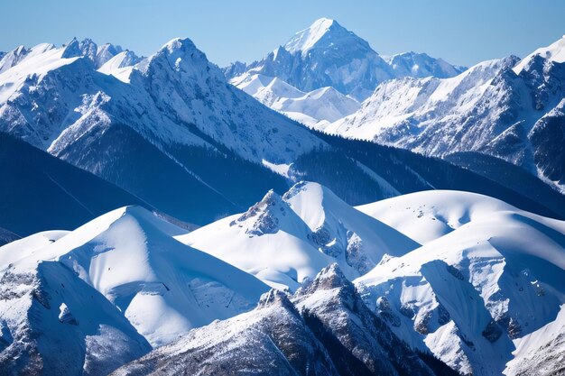 Cumes cobertos de neve dos picos das montanhas