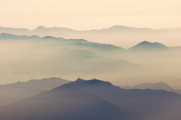 Cumes de montanha em neblina de calor