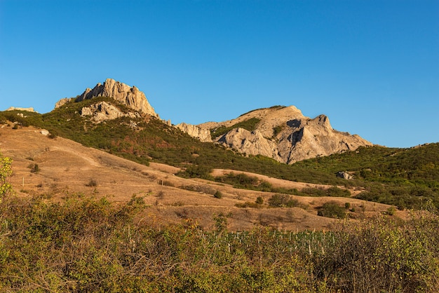 Cumes nas montanhas, formações rochosas salientes