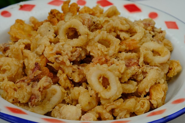 cumi-cumi goreng crocante. calamar frito, feito de lula frita com farinha de tempero. frutos do mar.