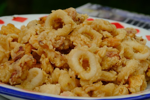 Cumi-Cumi Goreng knusprig. gebratener Tintenfisch, hergestellt aus gebratenem Tintenfisch mit Gewürzmehl. Meeresfrüchte.