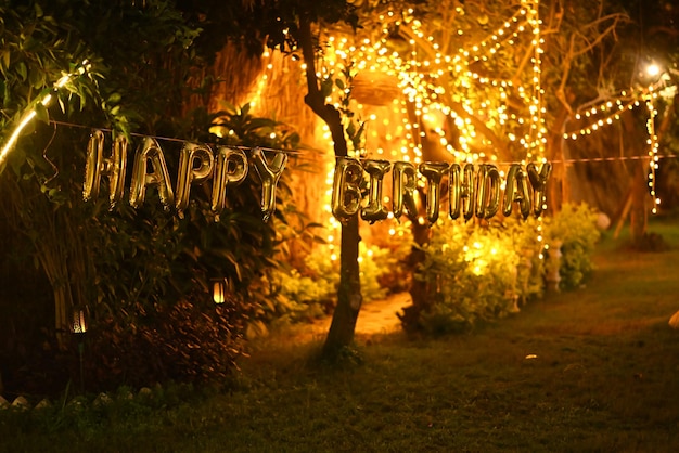 cumpleaños al aire libre antes de la fiesta globos pastel