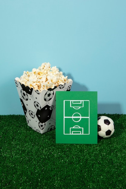 Cumpleaños de fútbol de alto ángulo con palomitas de maíz.