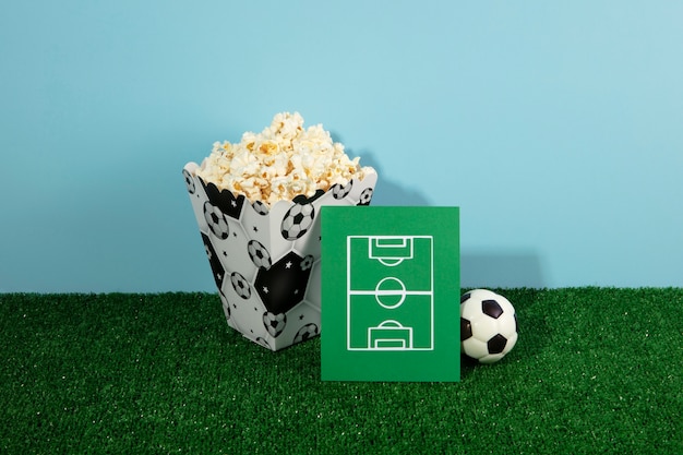 Cumpleaños de fútbol con ángulo alto de palomitas de maíz