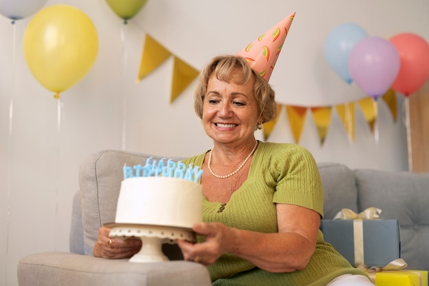 Foto cumpleaños de mujer mayor de plano medio.