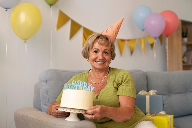 Foto cumpleaños de mujer mayor de plano medio.