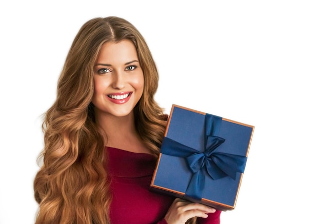 Cumpleaños Navidad o regalo de vacaciones mujer feliz sosteniendo un regalo azul o entrega de suscripción de caja de belleza de lujo aislada sobre fondo blanco