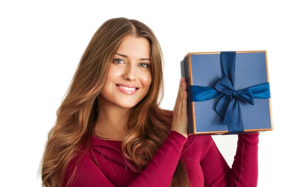 Cumpleaños Navidad o regalo de vacaciones mujer feliz sosteniendo un regalo azul o entrega de suscripción de caja de belleza de lujo aislada sobre fondo blanco