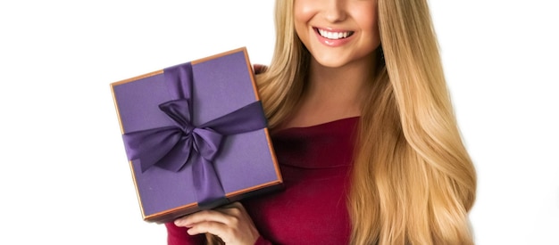 Cumpleaños Navidad o regalo de vacaciones mujer feliz sosteniendo un regalo verde o una caja de belleza de lujo entrega de suscripción aislada en fondo blanco