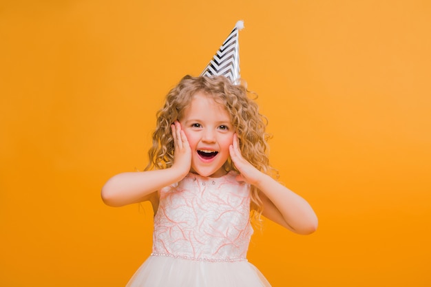 Cumpleaños de niña bebé sonriendo en naranja