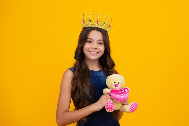 Cumpleaños niños fiesta de graduación Belleza jovencita reina usar corona Niño en diadema de princesa Niña feliz cara emociones positivas y sonrientes