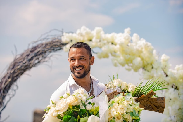 Cumpleaños, preparación para la fiesta, celebración. Modelo masculino atractivo en la fiesta, viene a felicitar, celebra un evento festivo. Hombre con atributos de vacaciones.